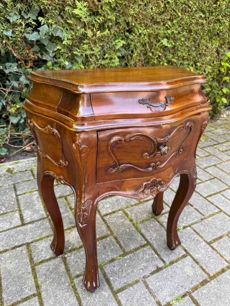 Carved rococo Pair of nightstands
