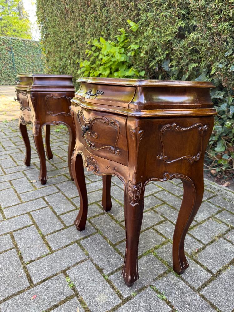 Carved rococo Pair of nightstands