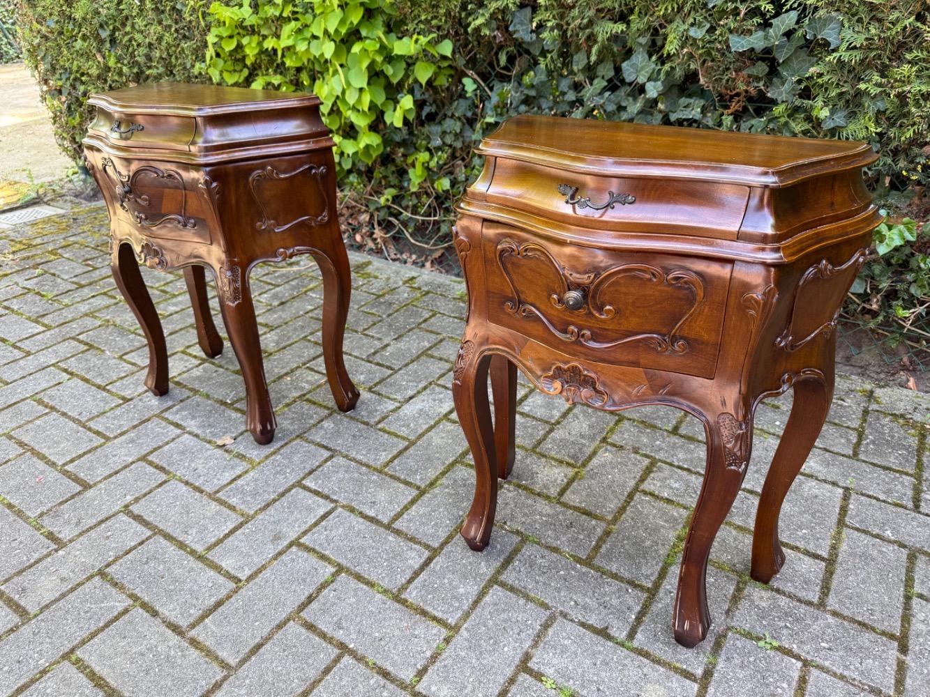Carved rococo Pair of nightstands