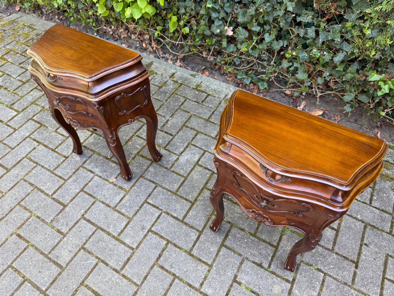 Carved rococo Pair of nightstands