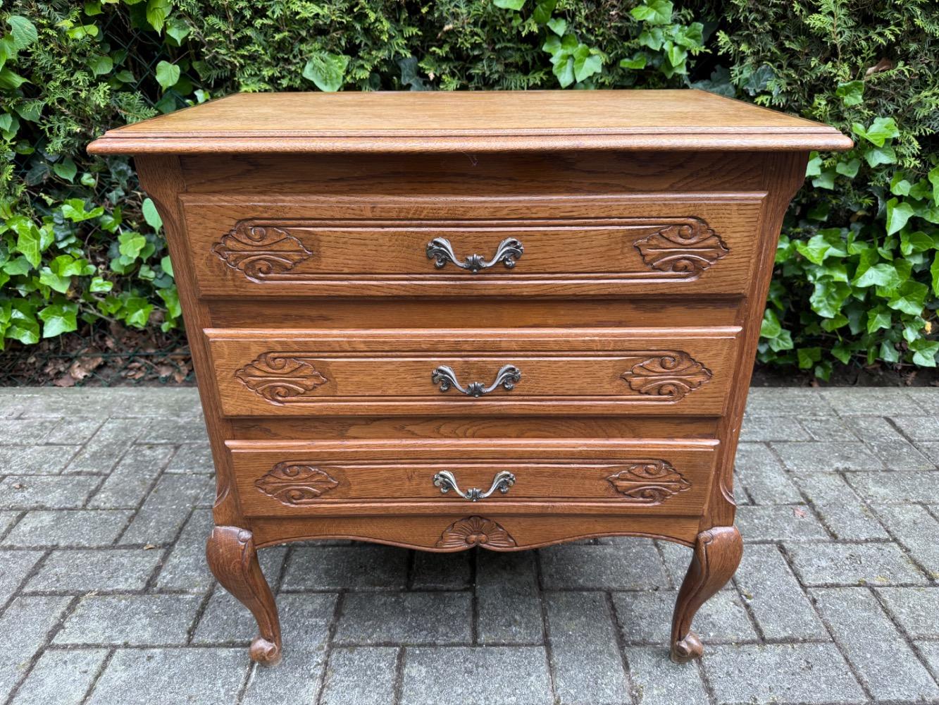 Chest of drawers