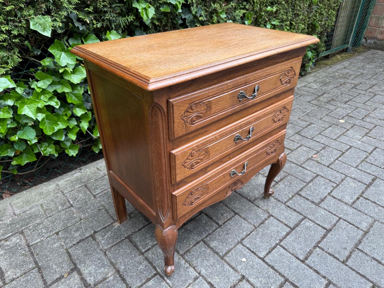 Chest of drawers