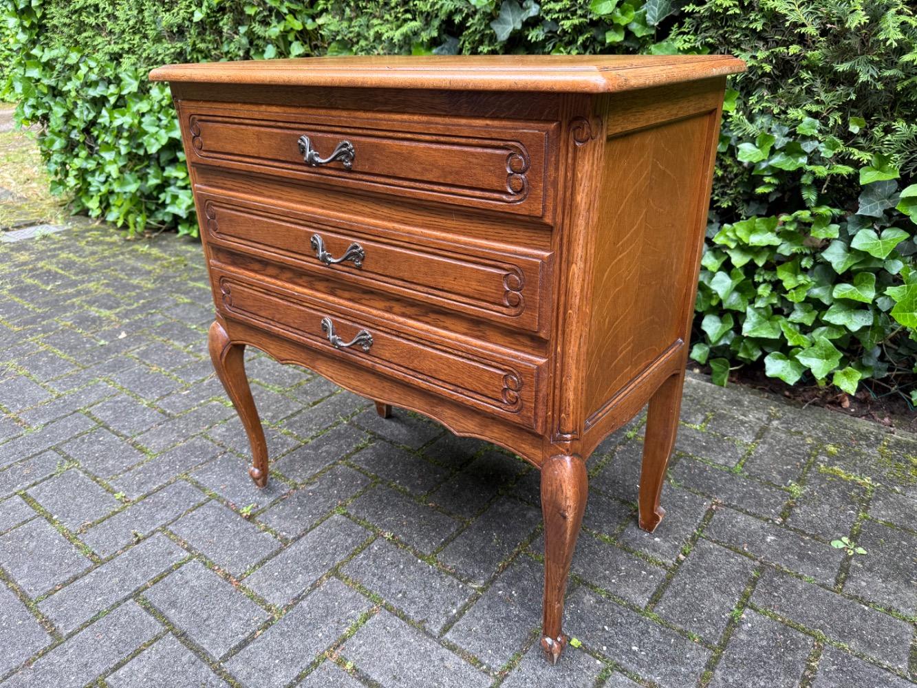 Chest of drawers