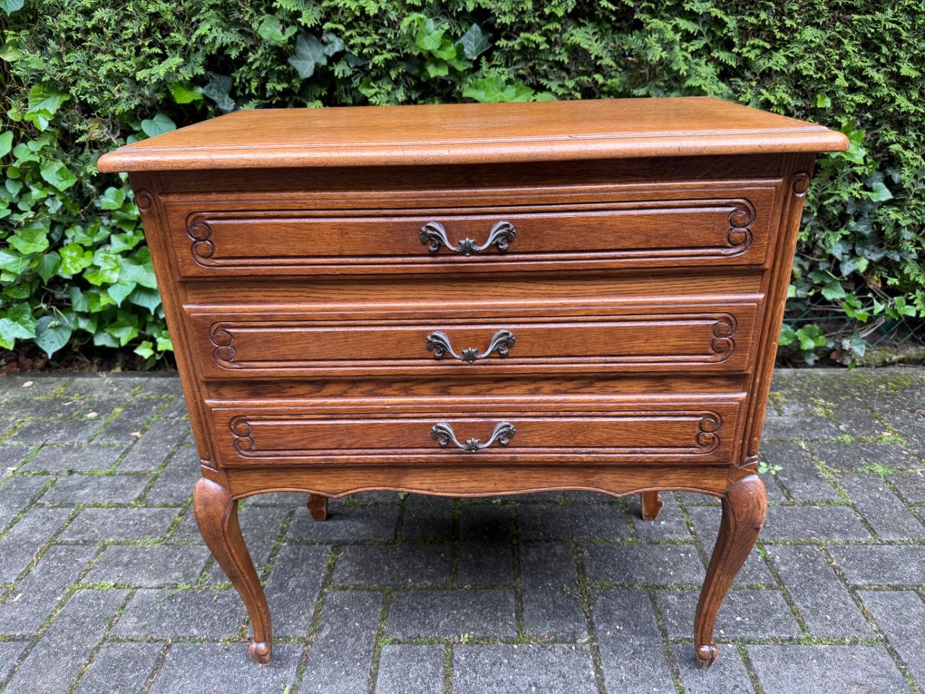Chest of drawers