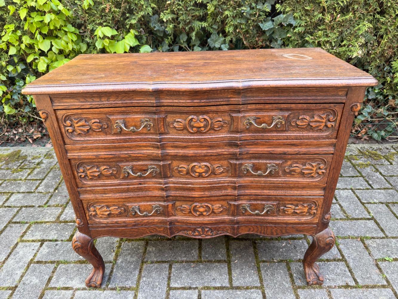 Chest of drawers