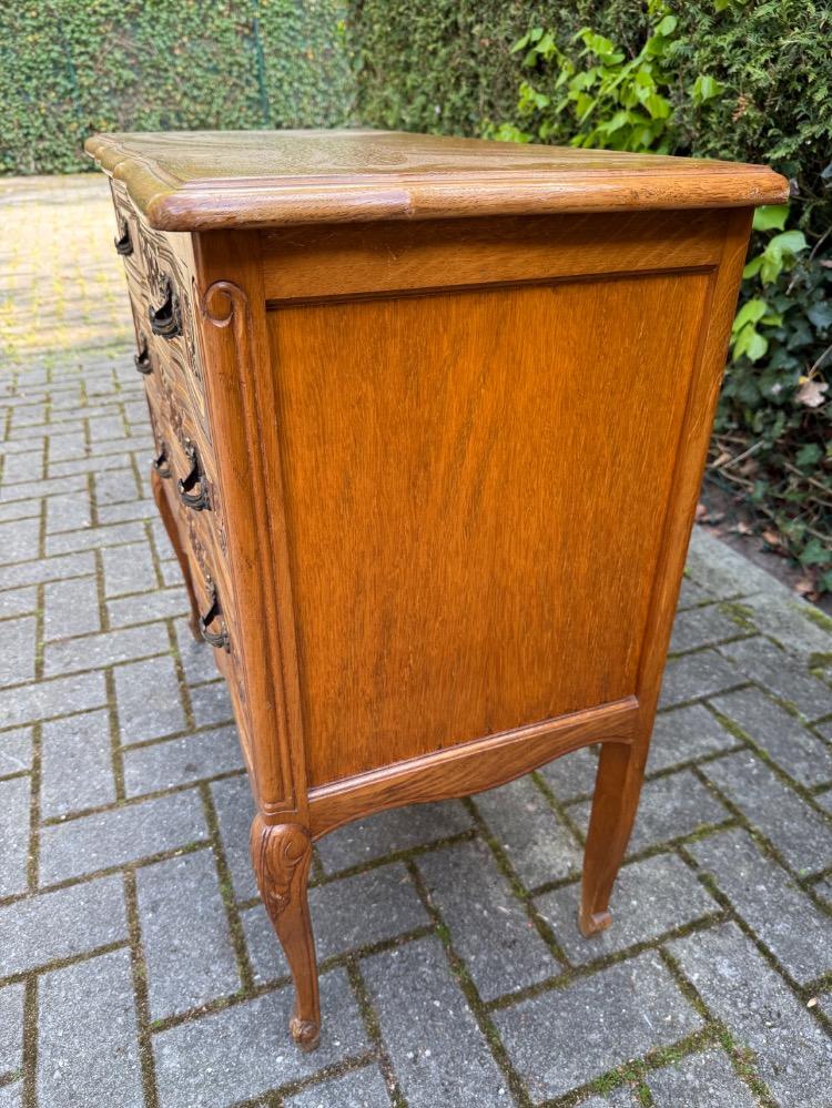 Chest of drawers