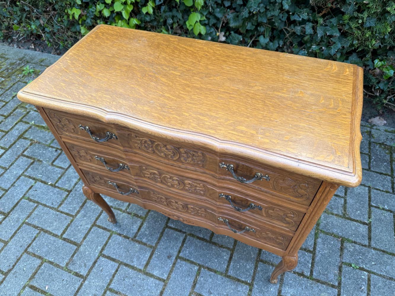 Chest of drawers