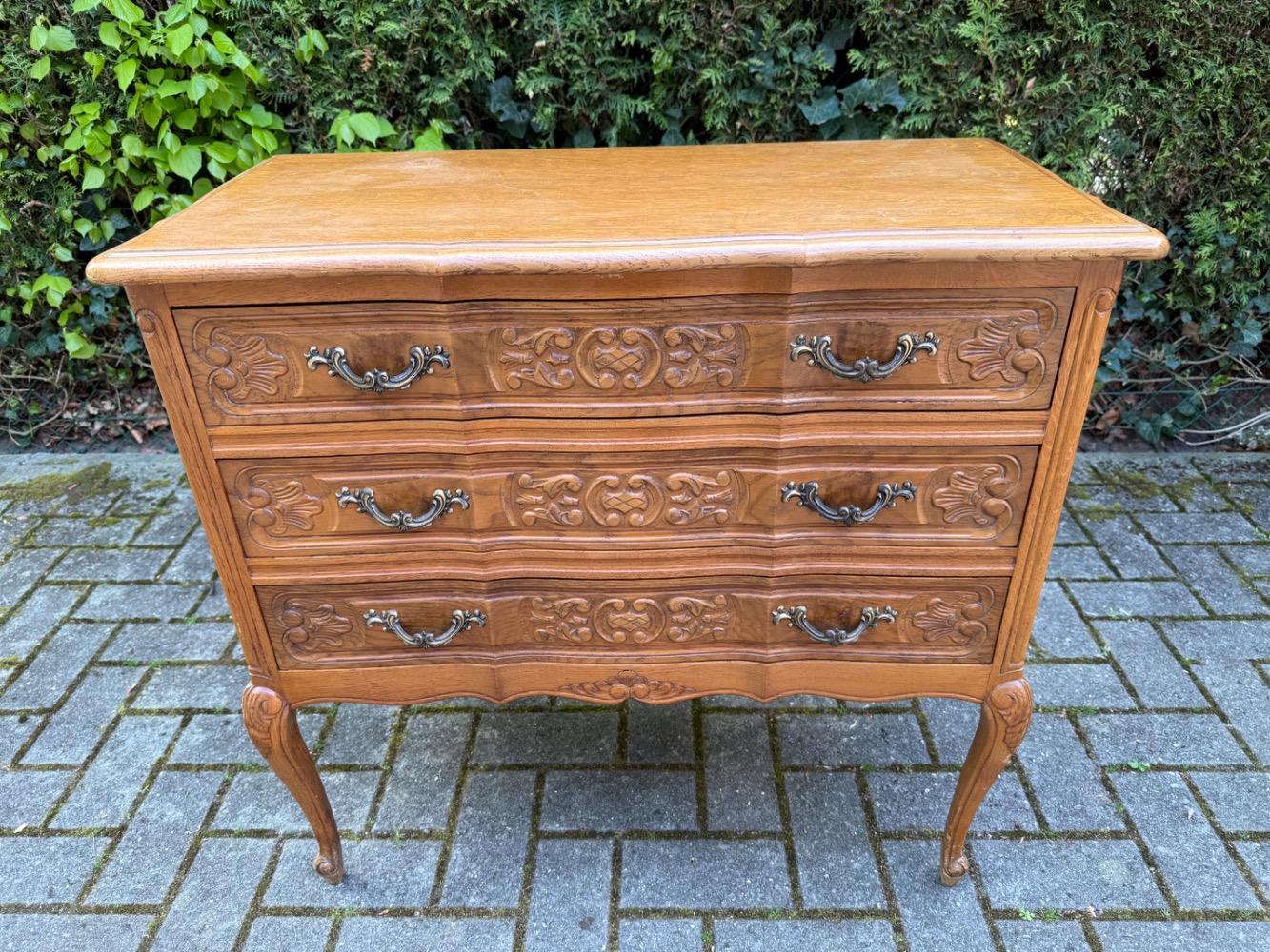 Chest of drawers