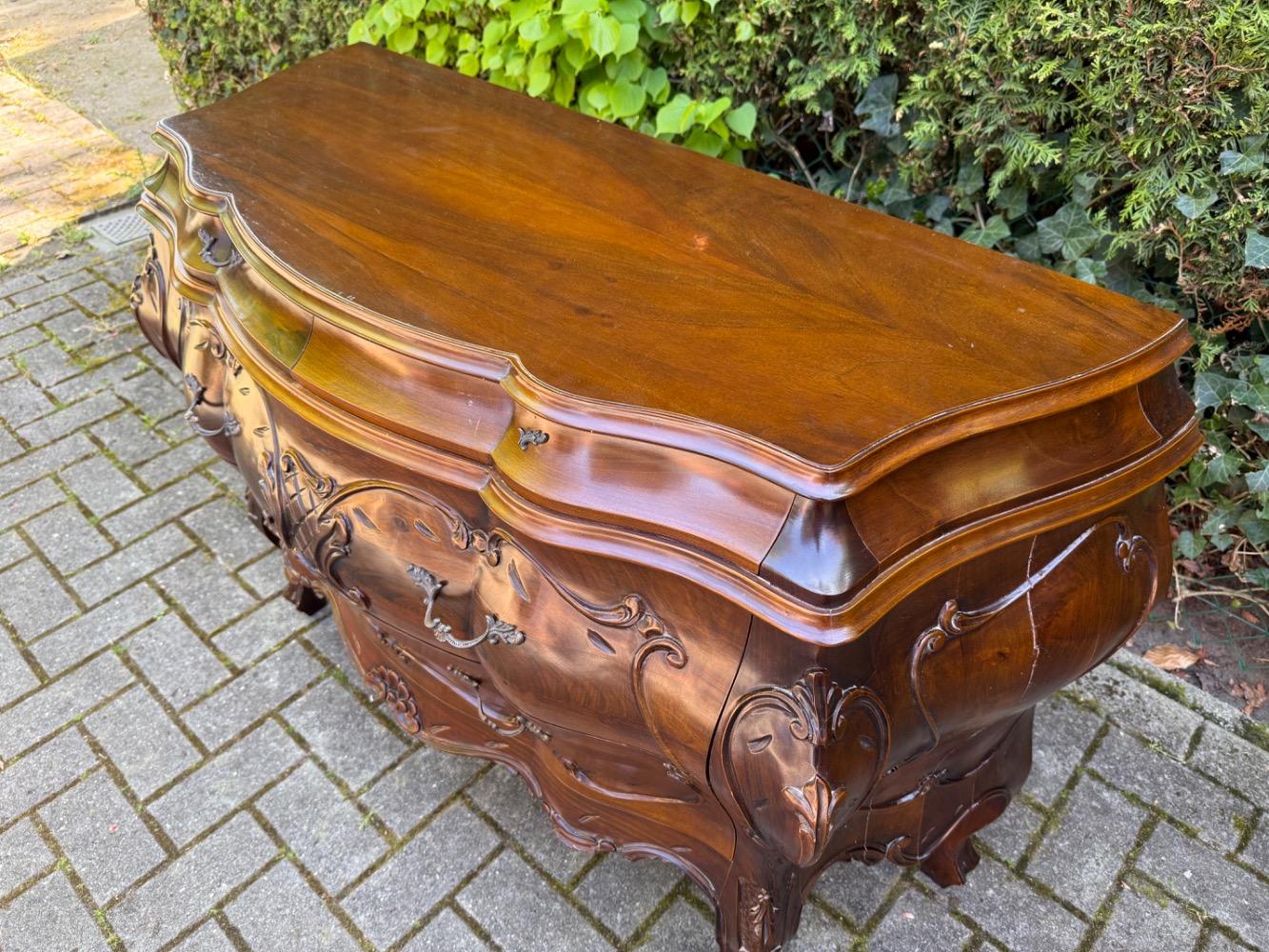 Chest of drawers