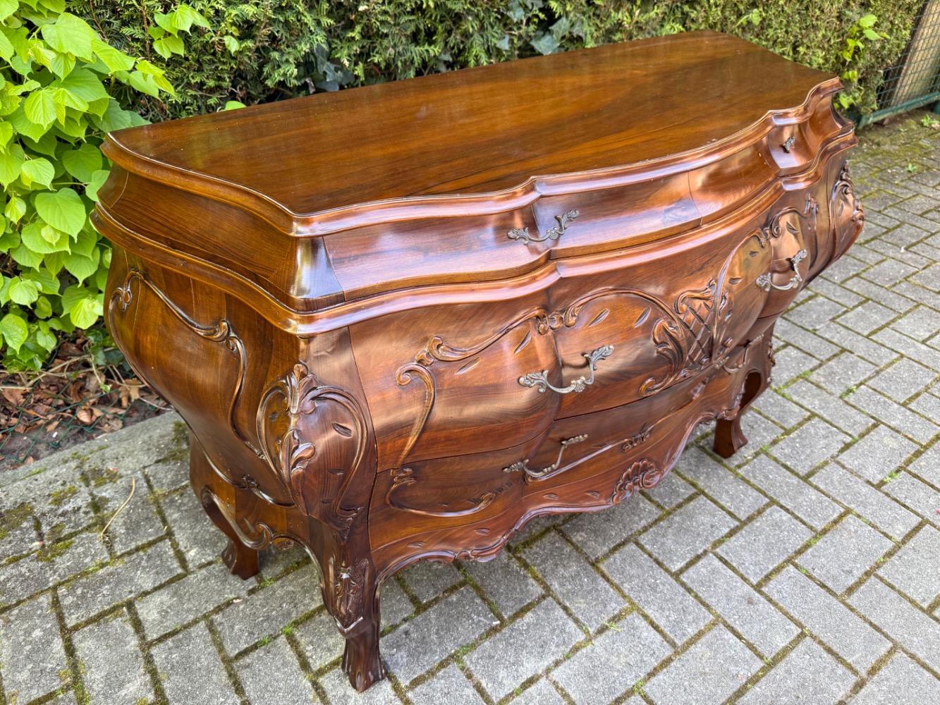 Chest of drawers