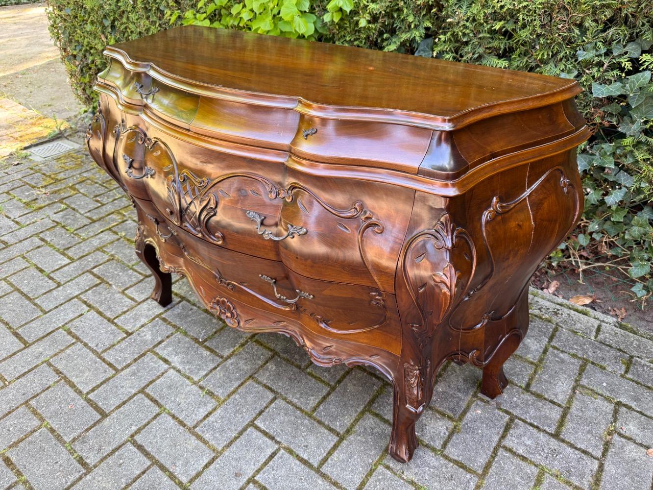 Chest of drawers