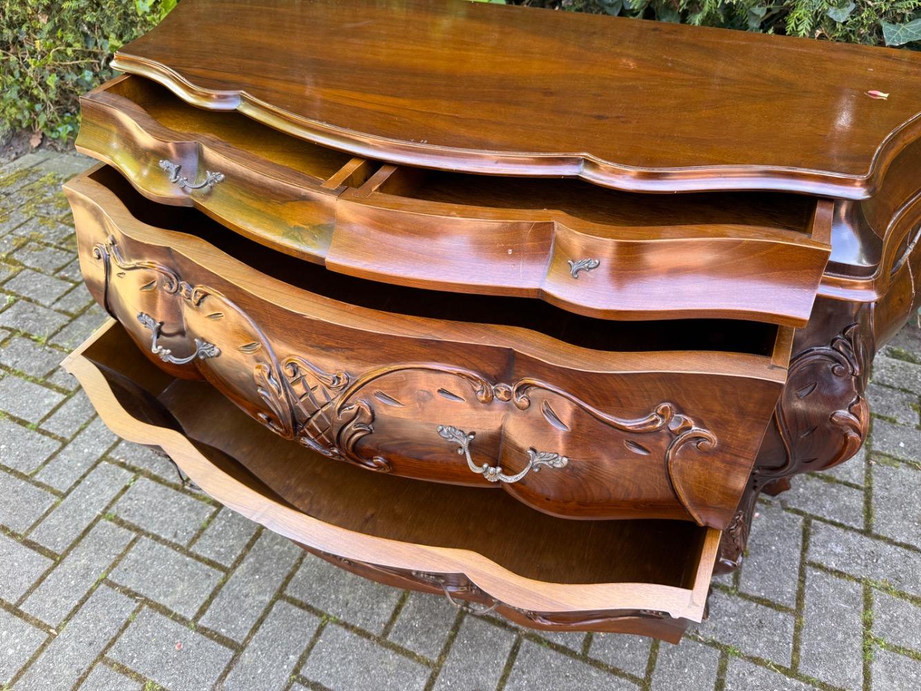 Chest of drawers