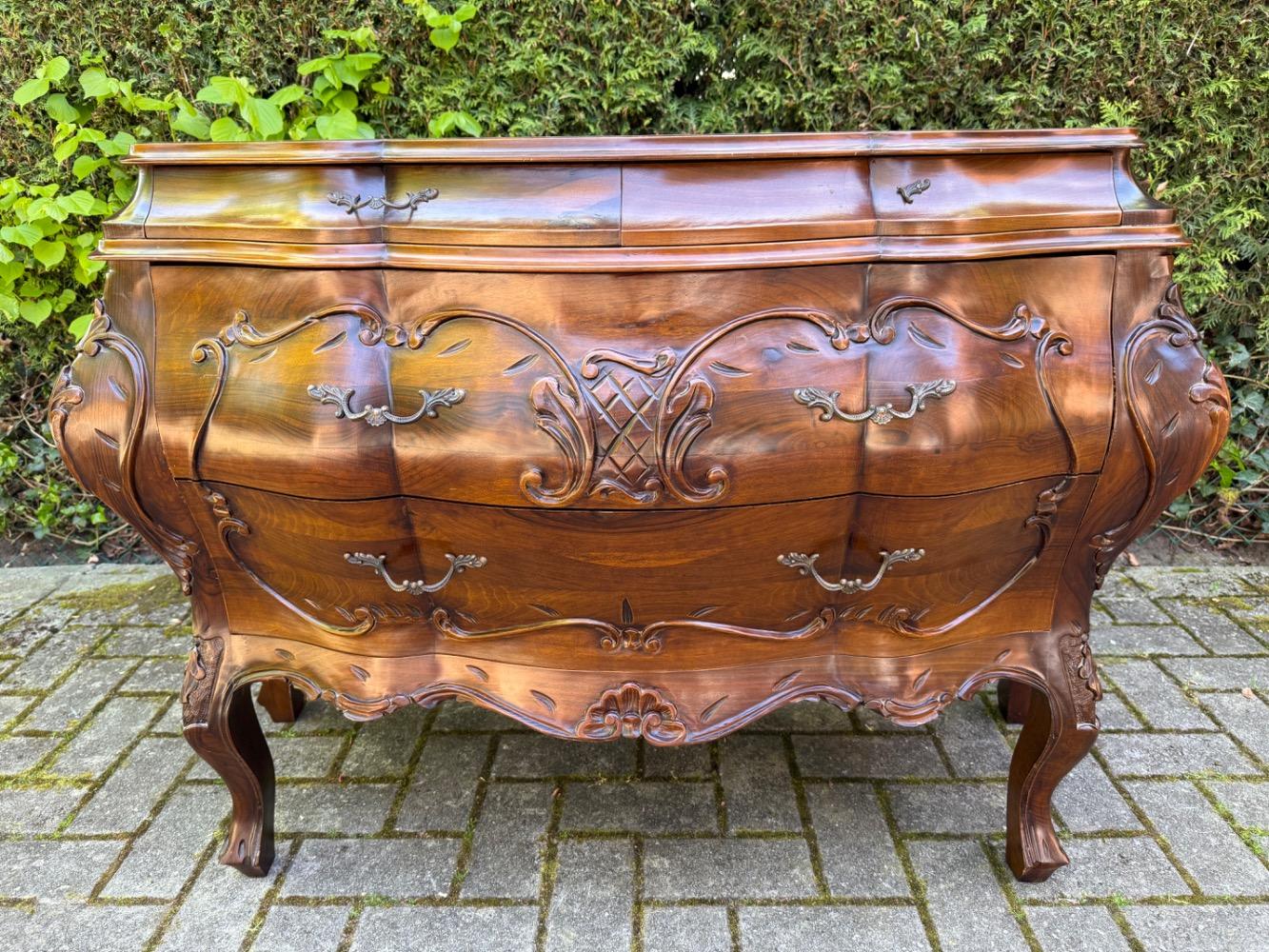 Chest of drawers