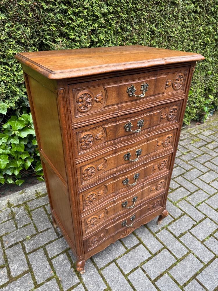 Chest of drawers 