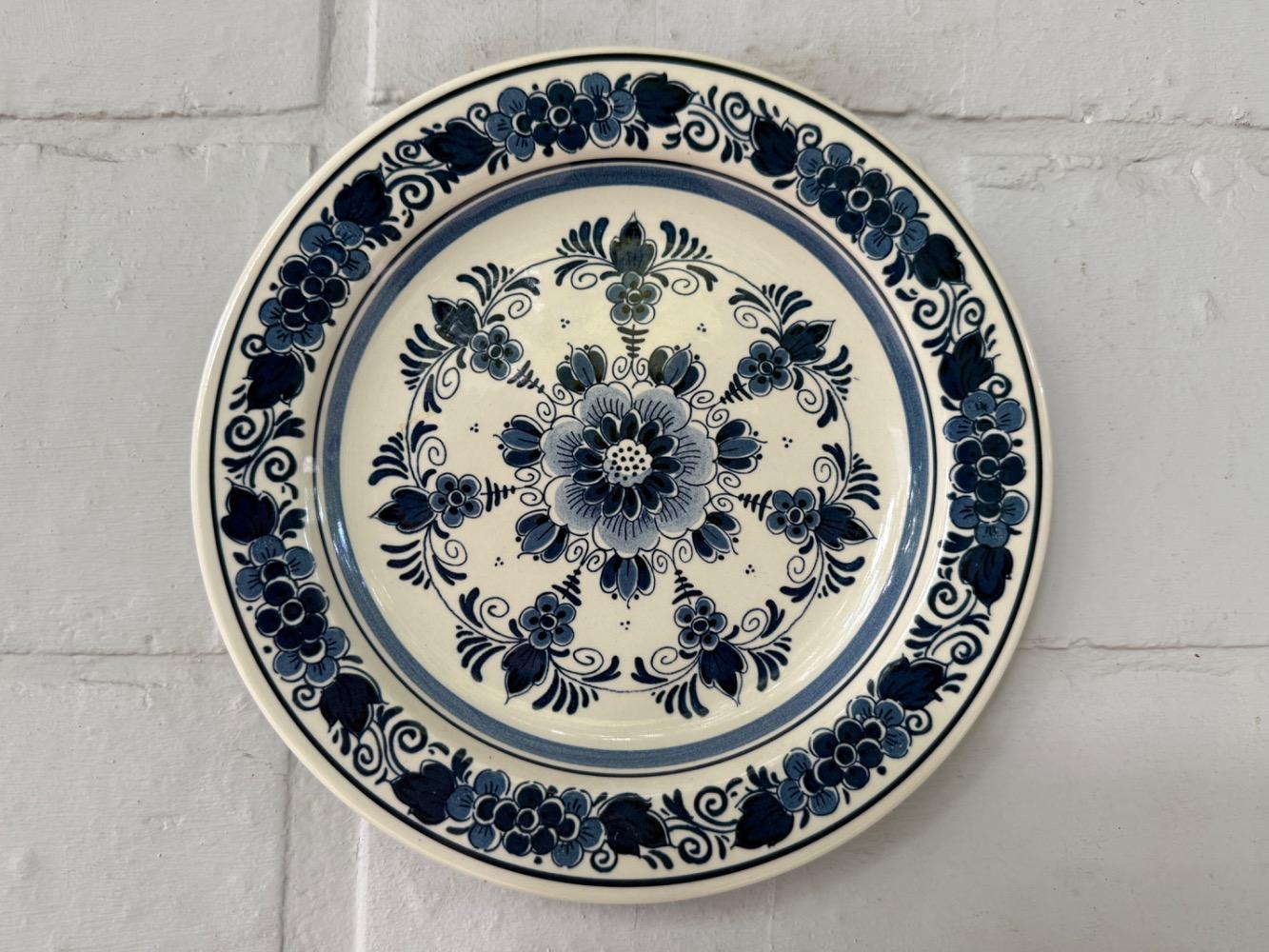 Delft style Pair of plates