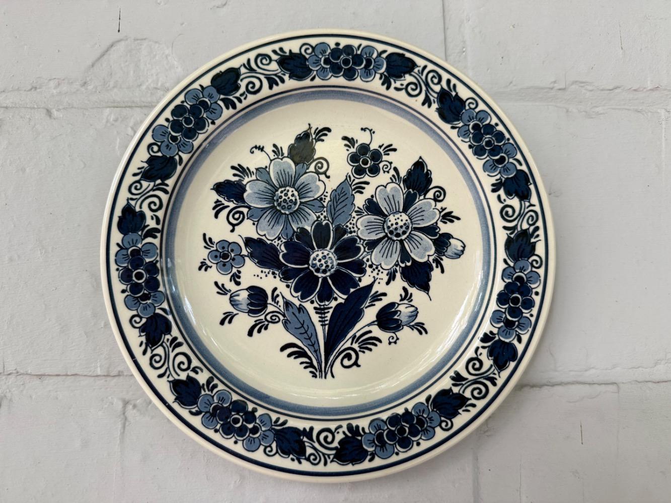 Delft style Pair of plates