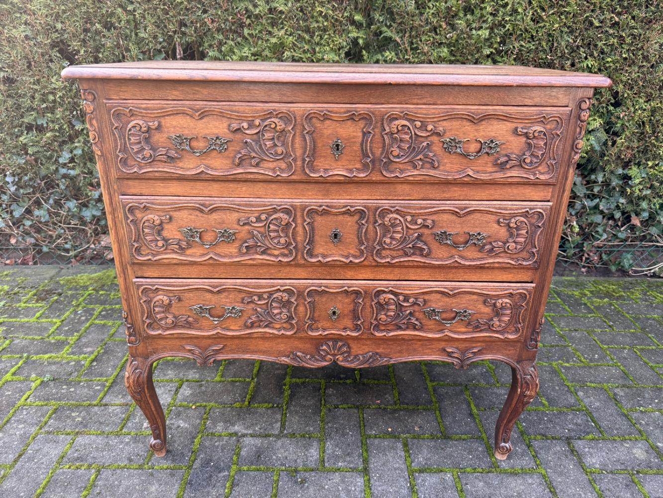 Louis XV style Chest of drawers