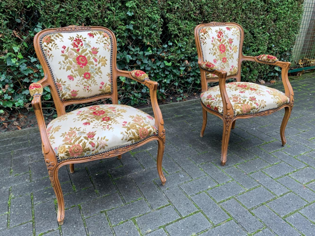 Louis XV style Pair of armchairs with side table
