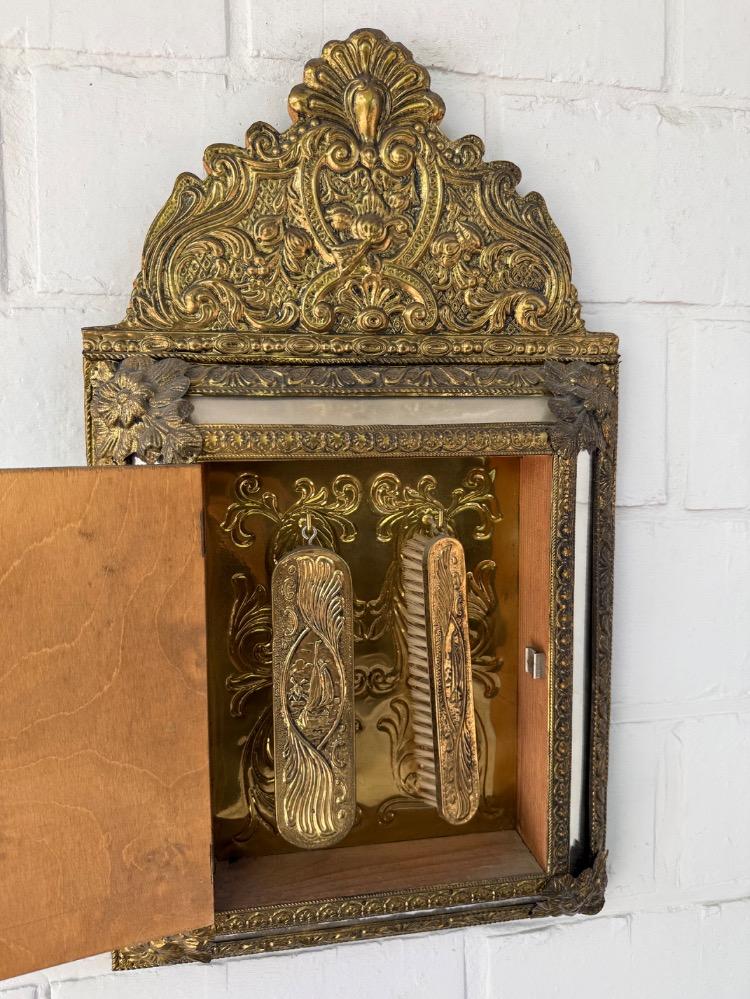 Mirror cabinet