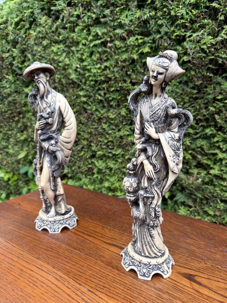 Pair of statues